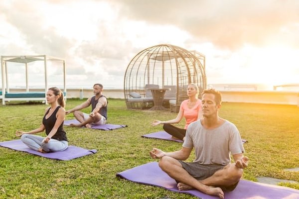 Comment le yoga en plein air peut-il améliorer votre expérience de pratique?
