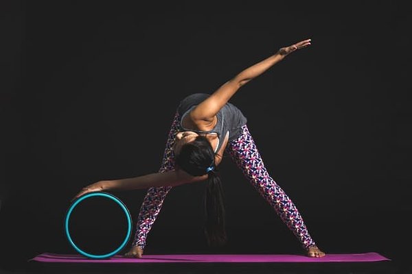 Comment le yoga complète-t-il l'entraînement des athlètes ?