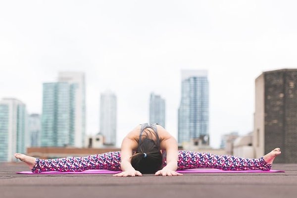 Les exercices de yoga qui peuvent améliorer la course : Une guide pour les coureurs